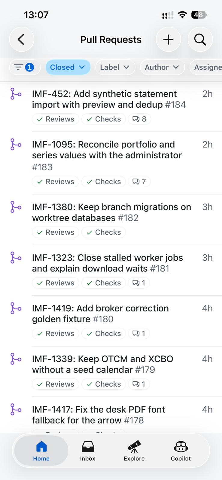 GitHub-appen i mobilen som visar sju mergade pull requests från de senaste två till fyra timmarna, alla med godkända granskningar och kontroller